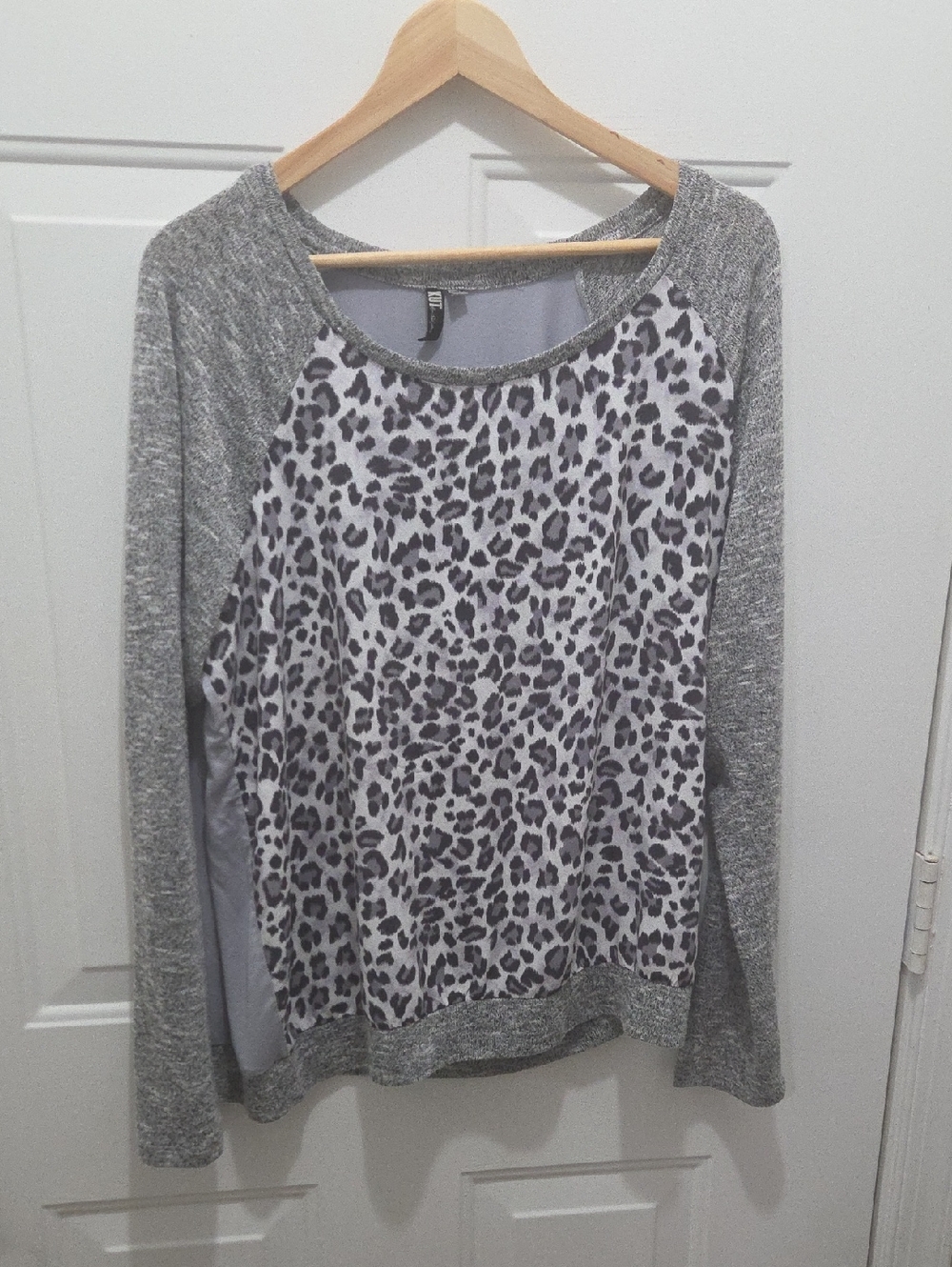 Kut from the Kloth Gray Leopard Raglan Sleeve Sweatshirt XXL